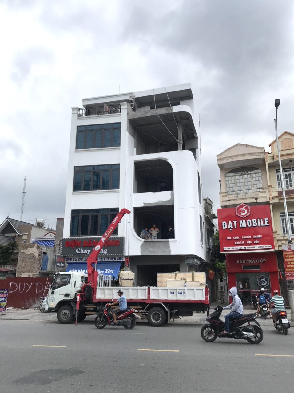 Vận chuyển linh kiện thang máy về công trình tại Lạch Tray